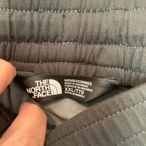 Men’s North Face Shorts - Picture 4 of 5